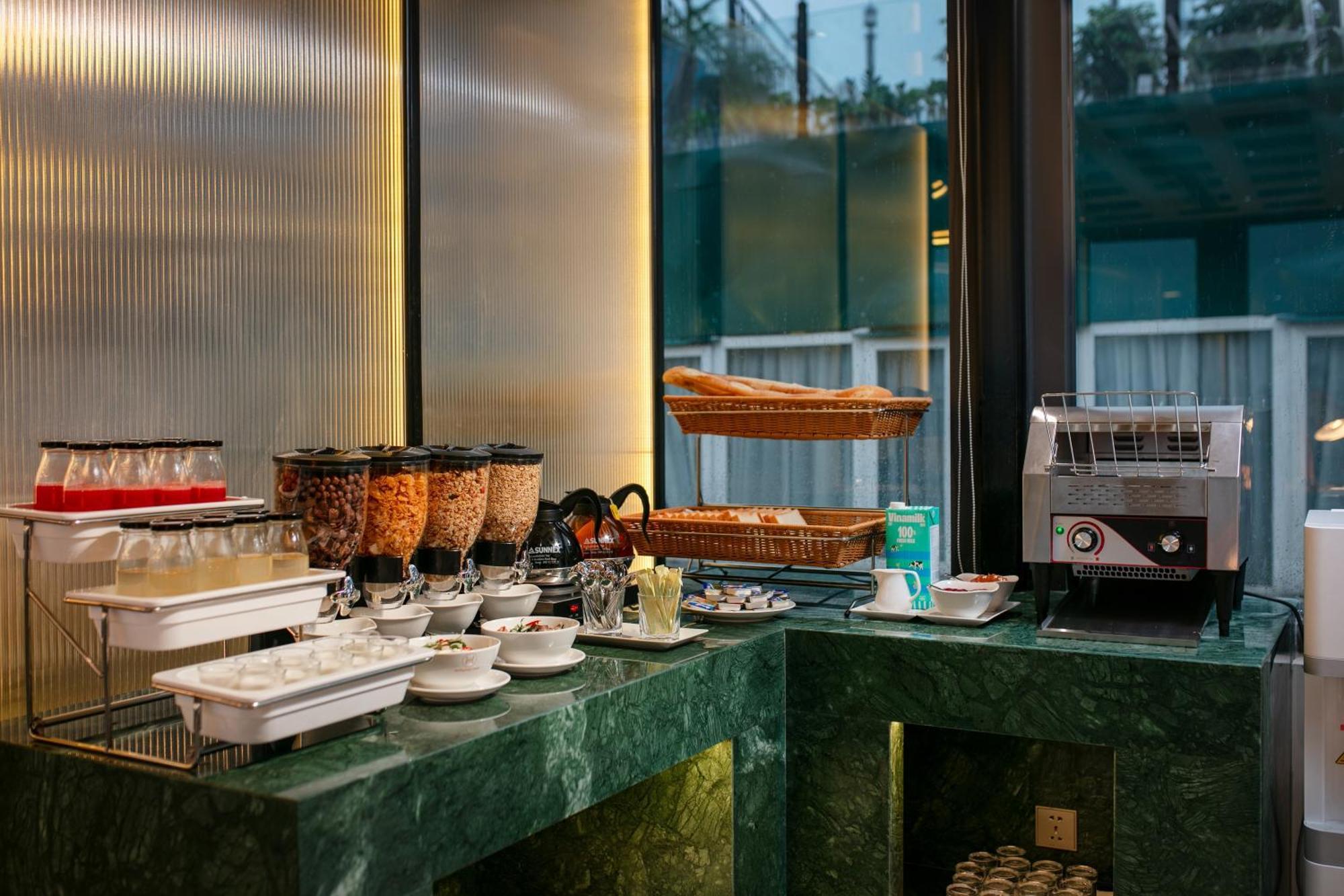 Hotel Le Premier & Rooftop Bar Hanoï